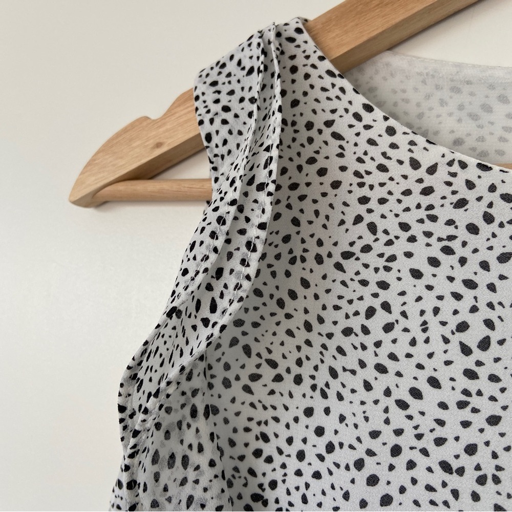 H&M WHITE/BLACK POLKA DOT SLEEVELESS TOP/BLOUSE WITH RUFFLE DETAILS/KEYHOLE, 2 - Picture 7 of 12
